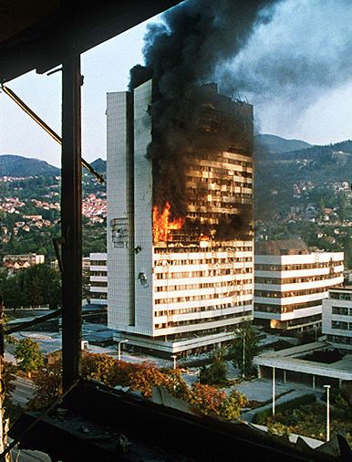 Soubor:Evstafiev-sarajevo-building-burns.jpg
