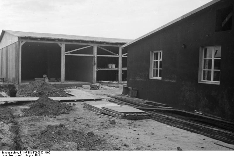 Soubor:Bundesarchiv B 145 Bild-F000062-3106, Durchgangslager Gießen.jpg