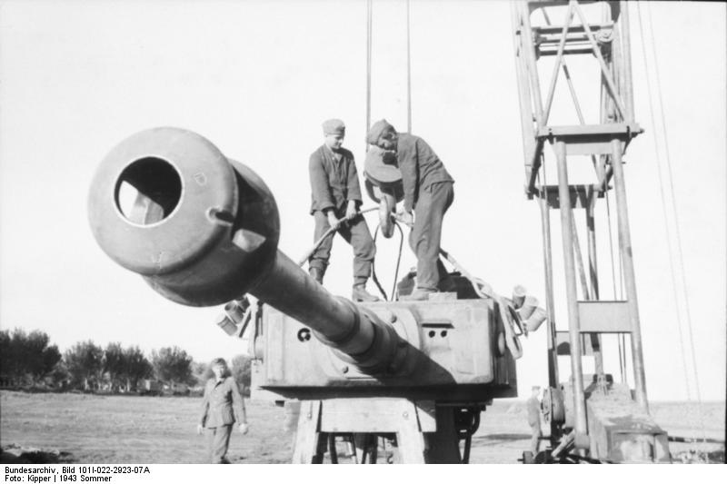 Soubor:Bundesarchiv Bild 101I-022-2923-07A, Russland, Reparatur Panzer VI "Tiger I".jpg