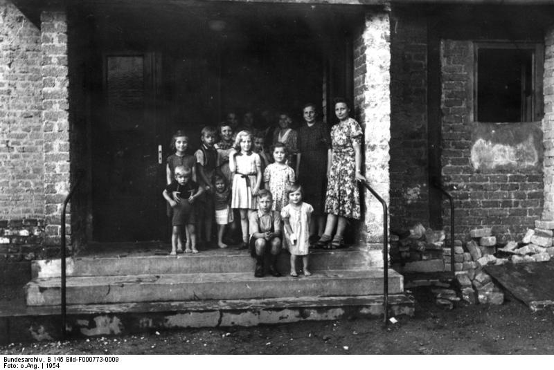 Soubor:Bundesarchiv B 145 Bild-F000773-0009, Köln, Notunterkunft für Flüchtlinge.jpg