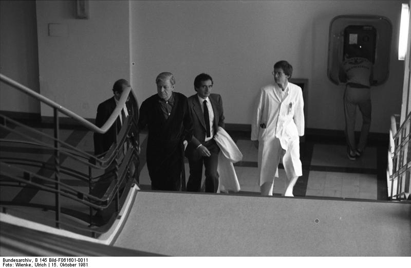 Soubor:Bundesarchiv B 145 Bild-F061601-0011, Bundeswehrkrankenhaus Koblenz, Helmut Schmidt.jpg