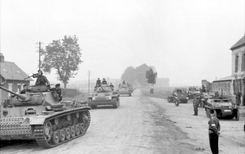 Soubor:Bundesarchiv Bild 101I-292-1267-07A, Nordfrankreich, Panzer III und Schützenpanzer.jpg