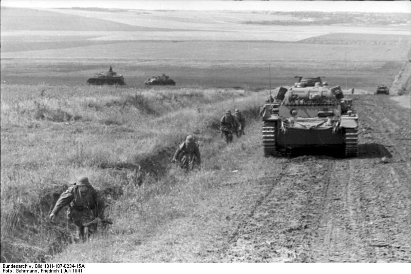 Soubor:Bundesarchiv Bild 101I-187-0234-15A, Russland, Panzer und Soldaten auf Straße.jpg