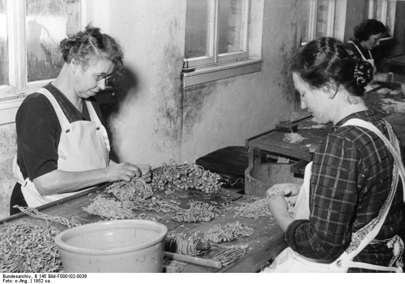 Soubor:Bundesarchiv B 145 Bild-F000102-0036, Wehen-Taunus, Firma für Musikinstrumentenbau.jpg