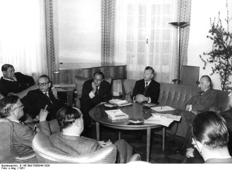 Soubor:Bundesarchiv B 145 Bild-F000044-1620, Rundfunkintendanten bei Konrad Adenauer.jpg