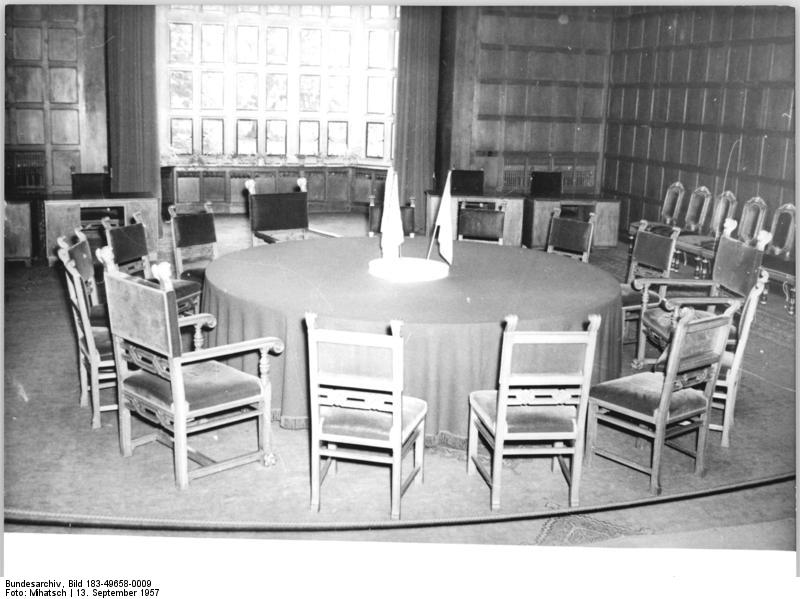 Soubor:Bundesarchiv Bild 183-49658-0009, Potsdam, Schloss Cecilienhof, Verhandlungstisch.jpg