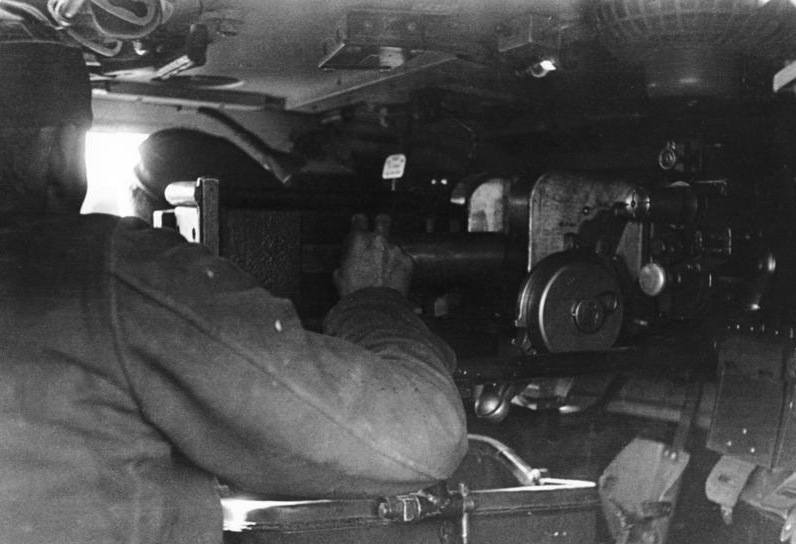 Soubor:Bundesarchiv Bild 101I-268-0151-07, Russland, Panzer IV, innen.jpg