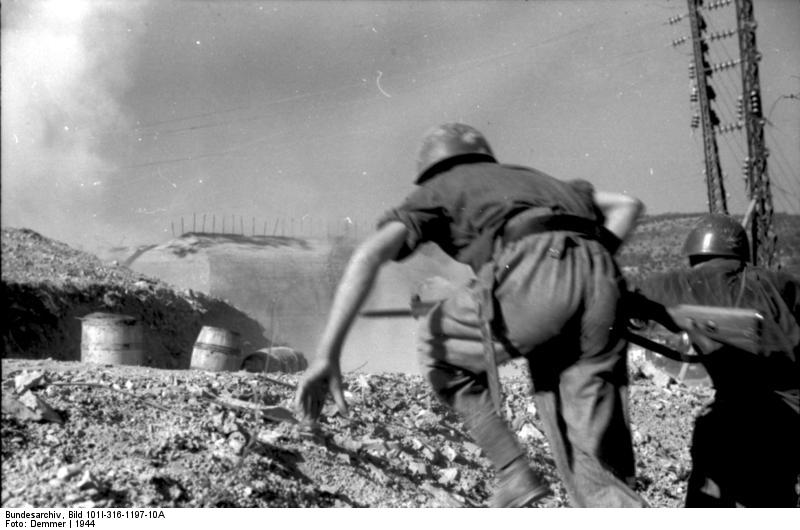 Soubor:Bundesarchiv Bild 101I-316-1197-10A, Italien, vorstürmende italienische Soldaten.jpg