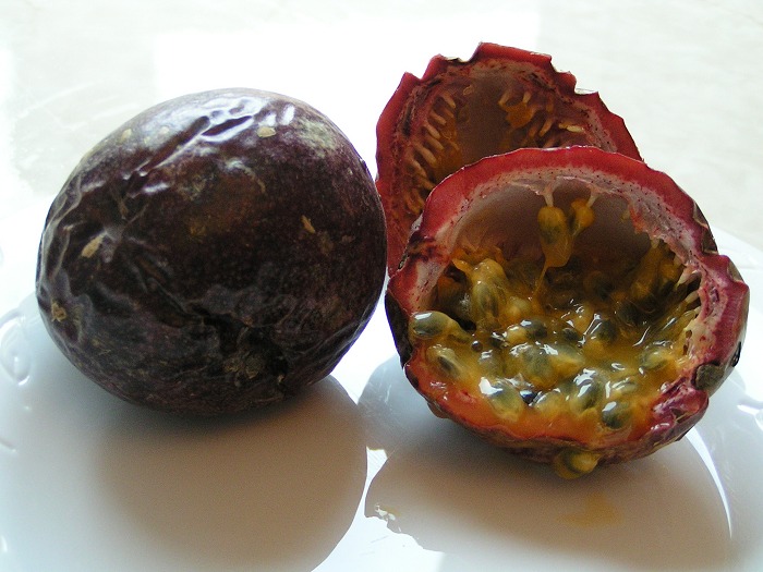 Soubor:Passion fruit 700.jpg