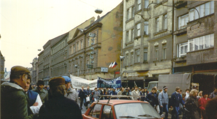 Soubor:Prague November89 - street.jpg