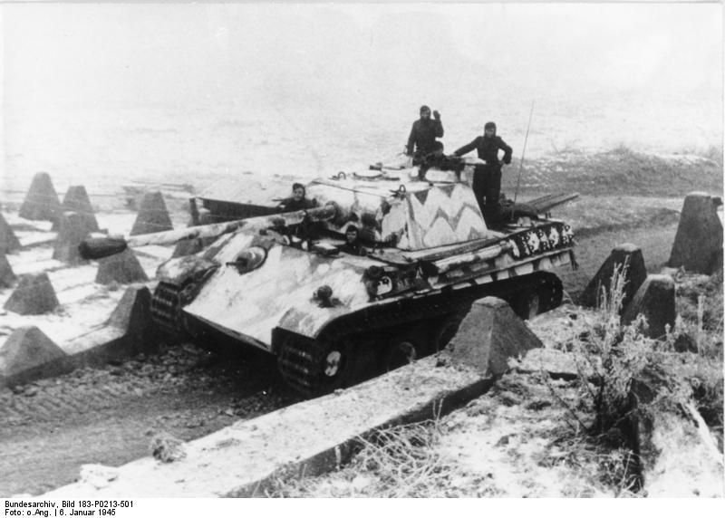 Soubor:Bundesarchiv Bild 183-P0213-501, Westwall, Panzer V (Panther) durchquert Panzersperren.jpg