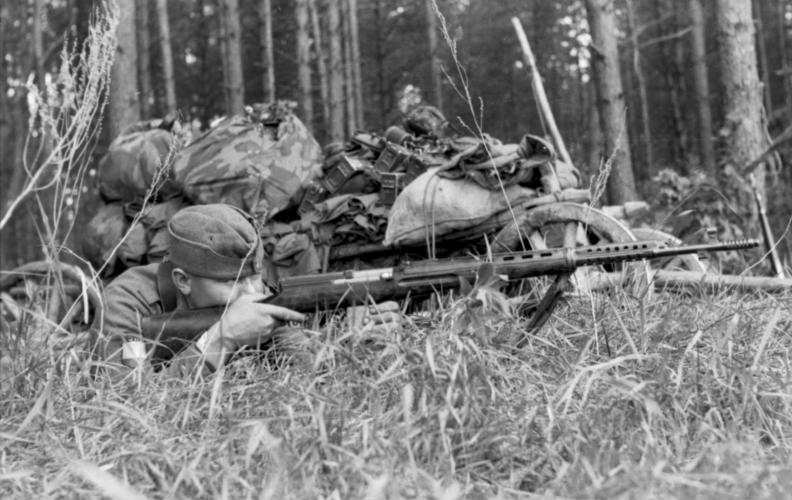 Soubor:Bundesarchiv Bild 101I-198-1394-18A, Russland, Soldat mit russischem Gewehr.jpg