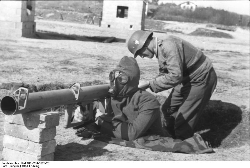 Soubor:Bundesarchiv Bild 101I-264-1623-26, Frankreich, Vorführung Raketenpanzerbüchse.jpg