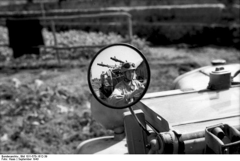 Soubor:Bundesarchiv Bild 101I-570-1612-39, Italien, PKW-Spiegel, Fallschirmjäger.jpg