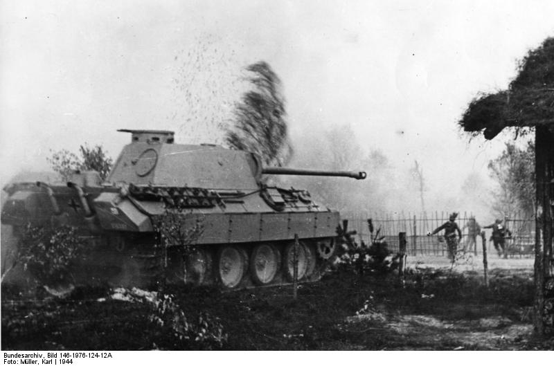 Soubor:Bundesarchiv Bild 146-1976-124-12A, Russland, Infanterie und Panzer im Kampf.jpg