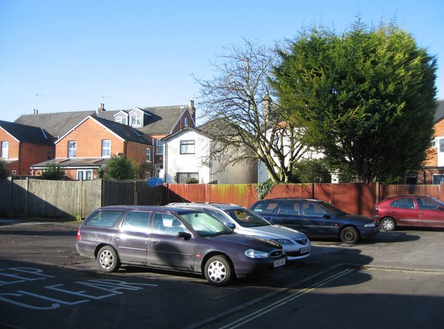 Soubor:Residents parking behind Essex Road - geograph.org.uk - 683507.jpg
