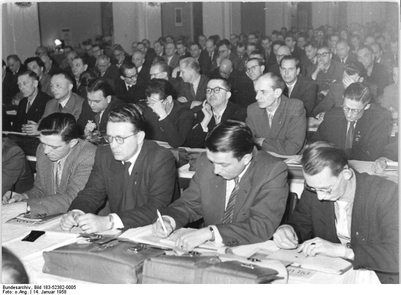 Soubor:Bundesarchiv Bild 183-52382-0005, Leipzig, zentrale CDU-Mitarbeiterkonferenz.jpg