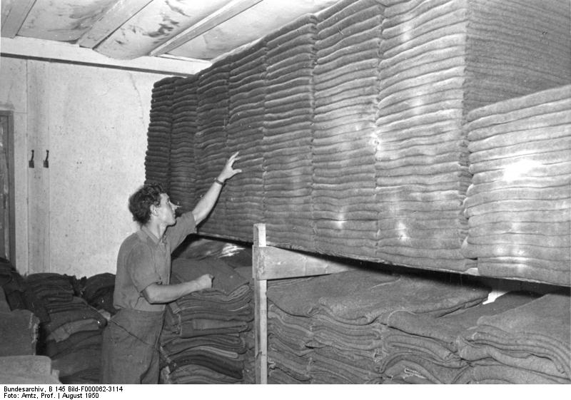 Soubor:Bundesarchiv B 145 Bild-F000062-3114, Durchgangslager Gießen.jpg