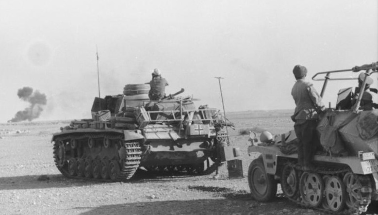 Soubor:Bundesarchiv Bild 101I-784-0246-22A, Nordafrika, Rommel im Befehlsfahrzeug 'Greif'.jpg