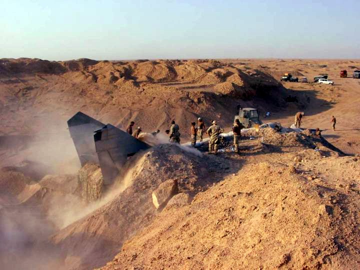 Soubor:Mig25 buried in iraq.jpg