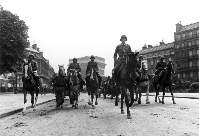 Soubor:Bundesarchiv Bild 101I-126-0350-26A, Paris, Einmarsch, Parade deutscher Truppen.jpg