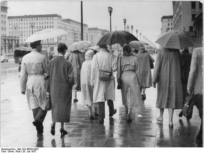 Soubor:Bundesarchiv Bild 183-48556-0002, Berlin, Karl-Marx-Allee, Passanten im Regen.jpg