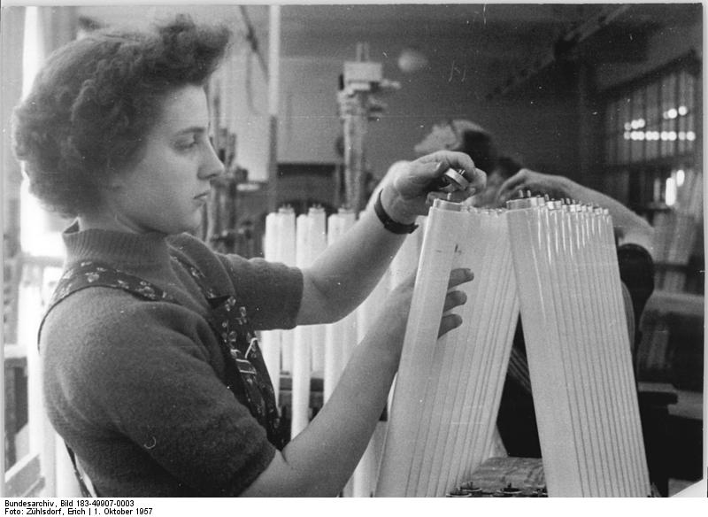 Soubor:Bundesarchiv Bild 183-49907-0003, VEB Berliner Glühlampenwerk, Arbeiterin.jpg