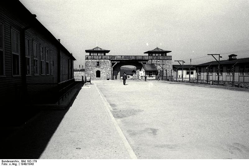 Soubor:Bundesarchiv Bild 192-179, KZ Mauthausen, Apellplatz.jpg