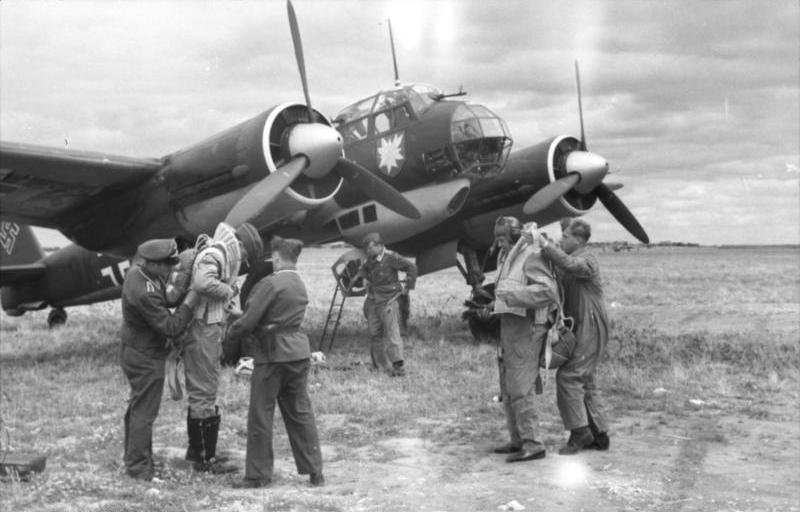 Soubor:Bundesarchiv Bild 101I-402-0265-03A, Flugzeug Junkers Ju 88, Startvorbereitung.jpg