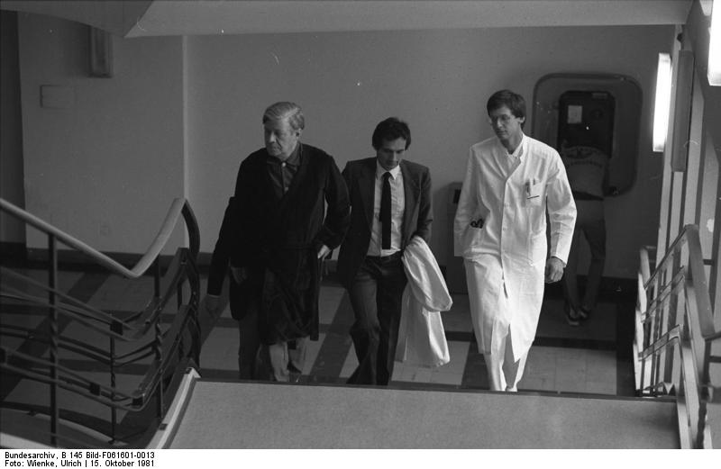 Soubor:Bundesarchiv B 145 Bild-F061601-0013, Bundeswehrkrankenhaus Koblenz, Helmut Schmidt.jpg