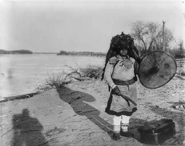 Soubor:Goldes shaman priest in his regalia.png