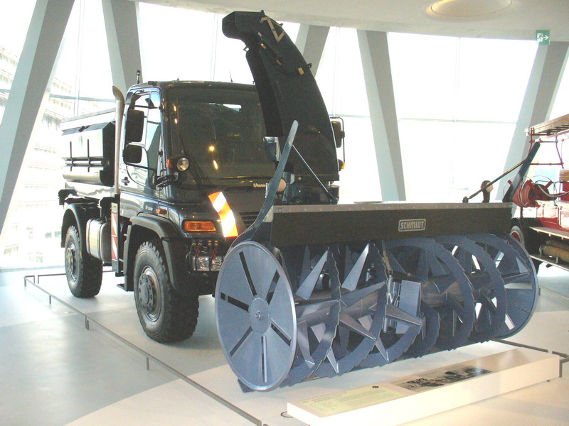 Soubor:Mercedes-benz-museum-unimog-u500-schneefraese.jpg