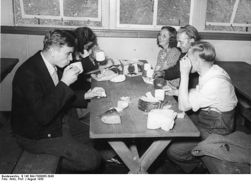 Soubor:Bundesarchiv B 145 Bild-F000065-3043, Durchgangslager Gießen.jpg
