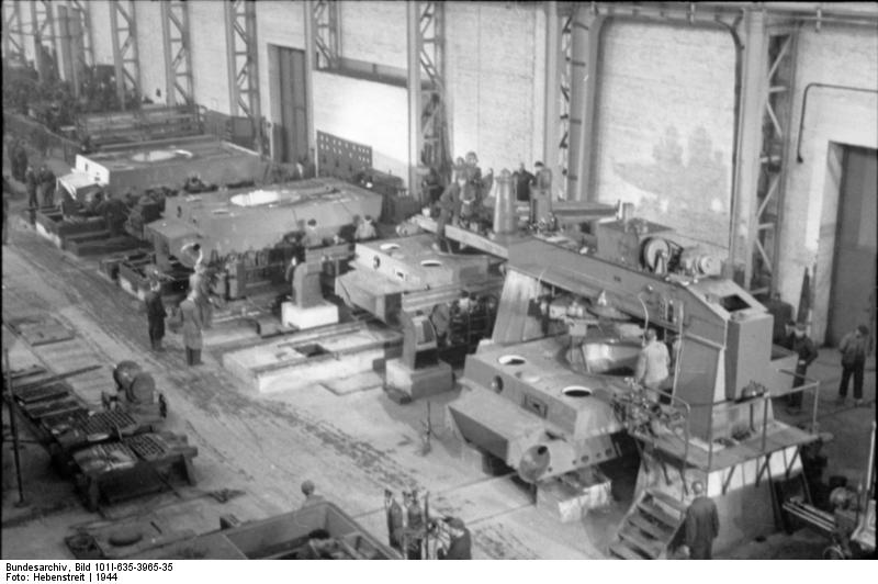Soubor:Bundesarchiv Bild 101I-635-3965-35, Panzerfabrik in Deutschland.jpg
