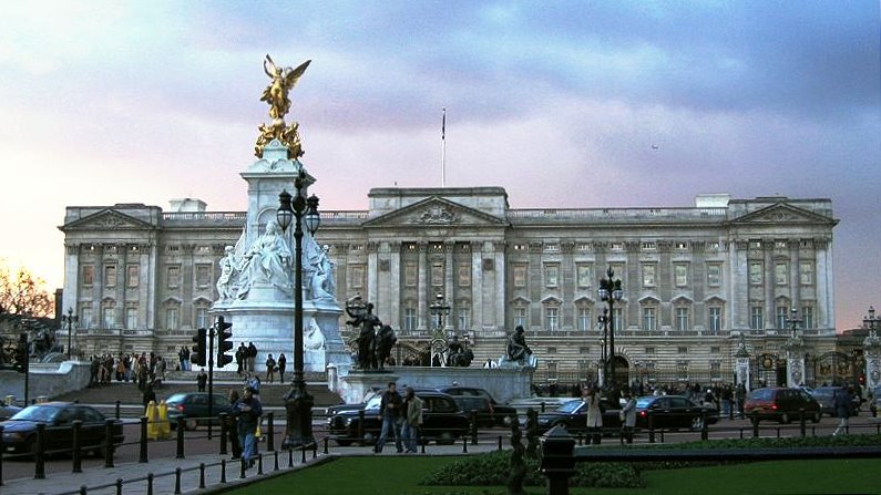 Soubor:Buckingham Palace, London, England, 24Jan04.jpg