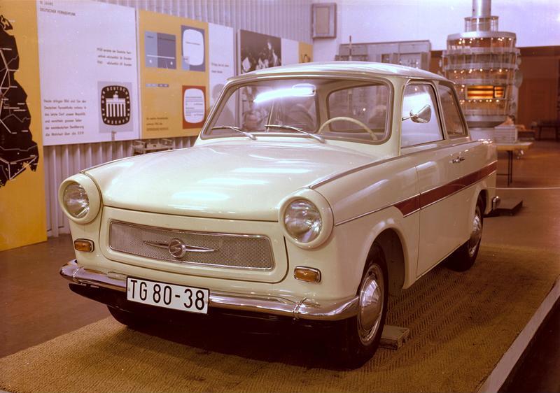 Soubor:Bundesarchiv Bild 183-B0503-0015-001, Sachsenring Trabant 601.jpg