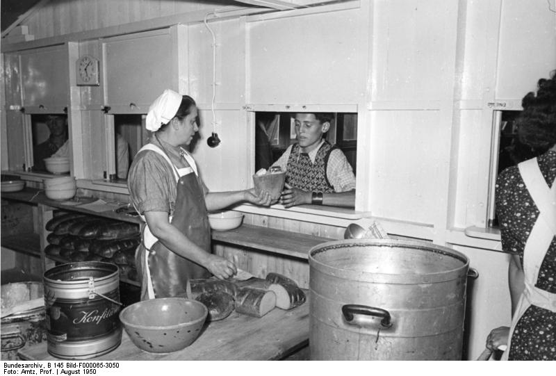 Soubor:Bundesarchiv B 145 Bild-F000065-3050, Durchgangslager Gießen.jpg