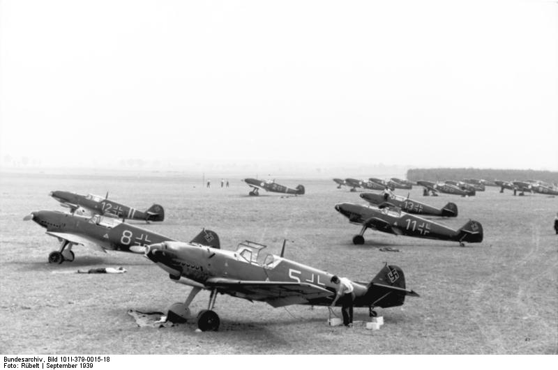 Soubor:Bundesarchiv Bild 101I-379-0015-18, Flugzeuge Messerschmitt Me 109 auf Flugplatz.jpg
