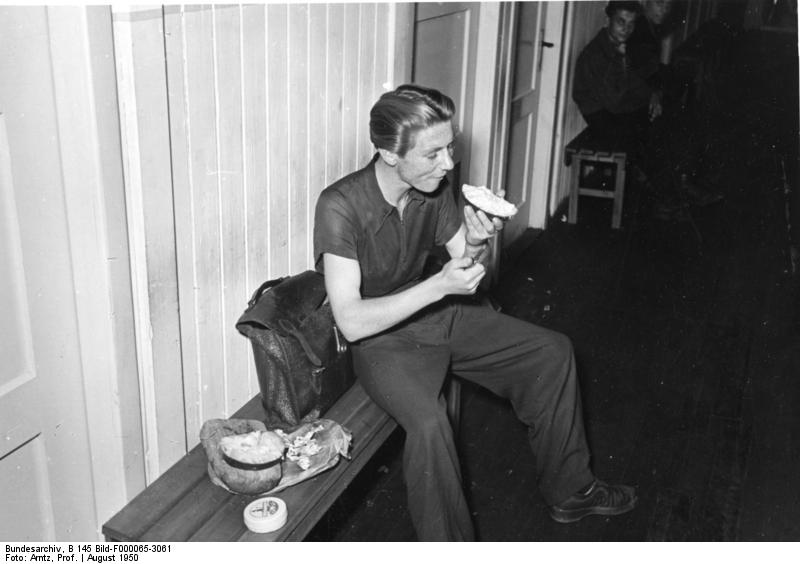 Soubor:Bundesarchiv B 145 Bild-F000065-3061, Durchgangslager Gießen.jpg