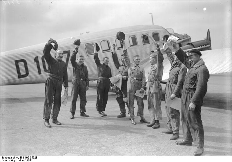 Soubor:Bundesarchiv Bild 102-05728, Berlin-Tempelhof, Nach Landung der Ozeanflieger.jpg