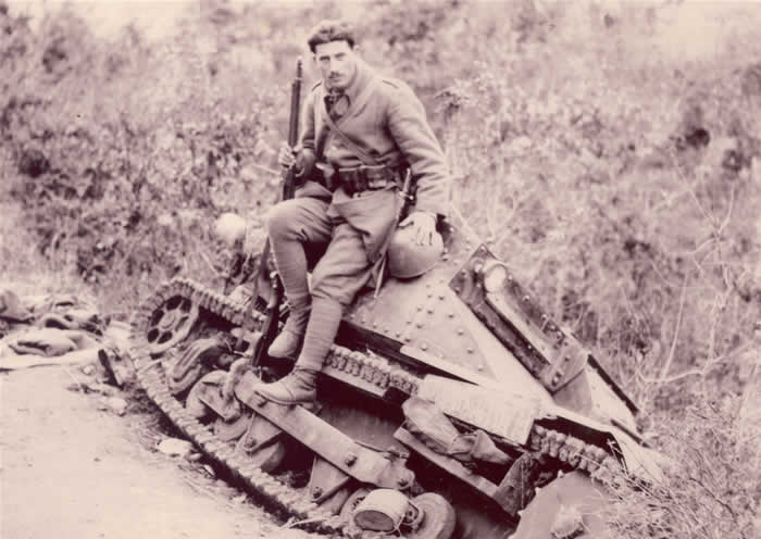 Soubor:Greek soldier Kalpaki 1940.jpg