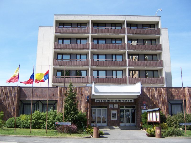 Soubor:Praha, Horní Měcholupy, ÚMČ Praha 15.jpg
