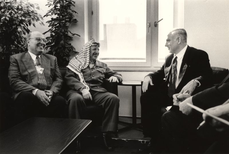 Soubor:Netanyahu Arafat Shaath.jpg