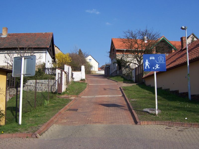 Soubor:Praha, Petrovice, Einsteinova.jpg