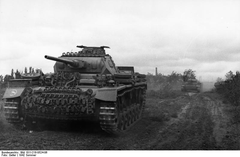 Soubor:Bundesarchiv Bild 101I-218-0524-06, Russland-Süd (Don, Stalingrad), Panzer III.jpg