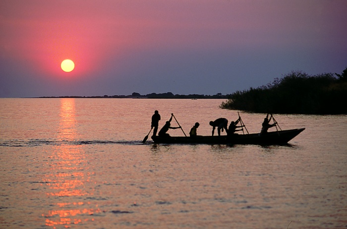 Soubor:Fisherman on Lake Tanganyika.jpg