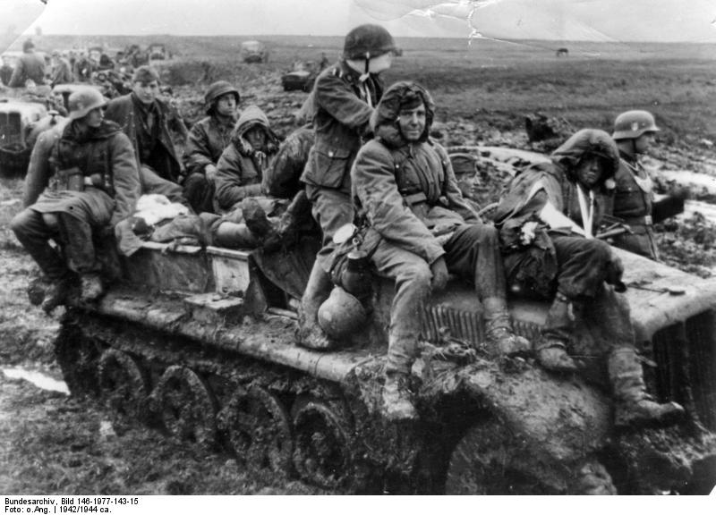 Soubor:Bundesarchiv Bild 146-1977-143-15, Russland, Angehörige der Waffen-SS.jpg