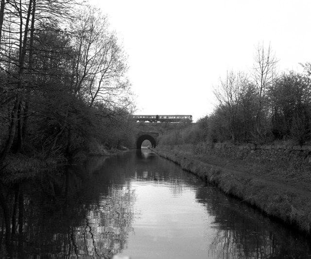 Soubor:Is this a bridge or a tunnel^ Peak Forest Canal - geograph.org.uk - 595217.jpg