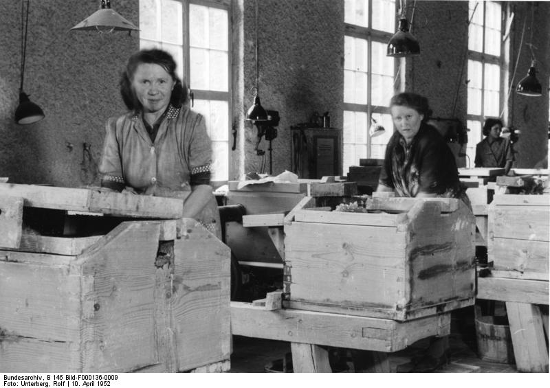 Soubor:Bundesarchiv B 145 Bild-F000136-0009, Ahrbrück, Kristallschleiferei.jpg