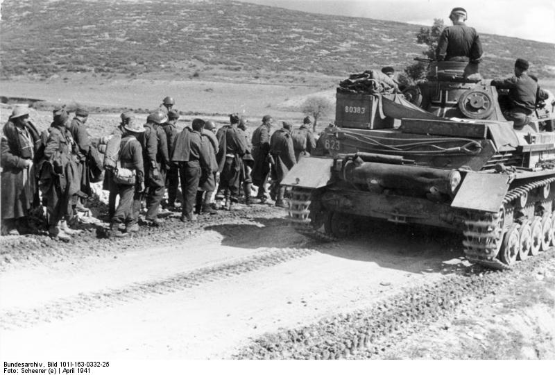 Soubor:Bundesarchiv Bild 101I-163-0332-25, Griechenland, Kriegsgefangene neben Panzer IV.jpg